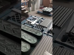 Porte en verre intérieur de couleur à l'intérieur avec revêtement en zinc