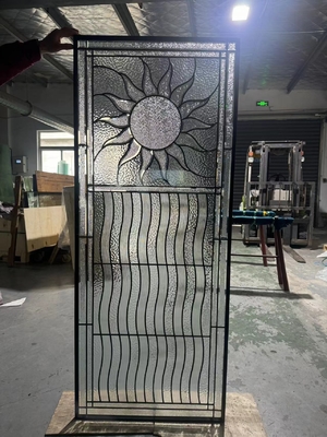 La porte d'entrée est en verre avec une patine et une épaisseur d'un pouce